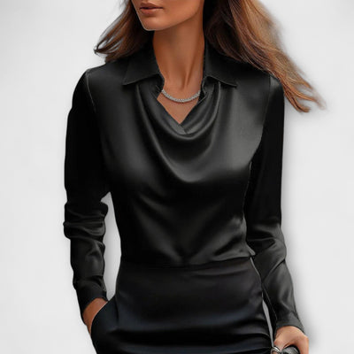 Ellen™ | Skinnende bluse med rynket krage