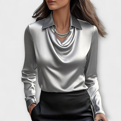 Ellen™ | Skinnende bluse med rynket krage