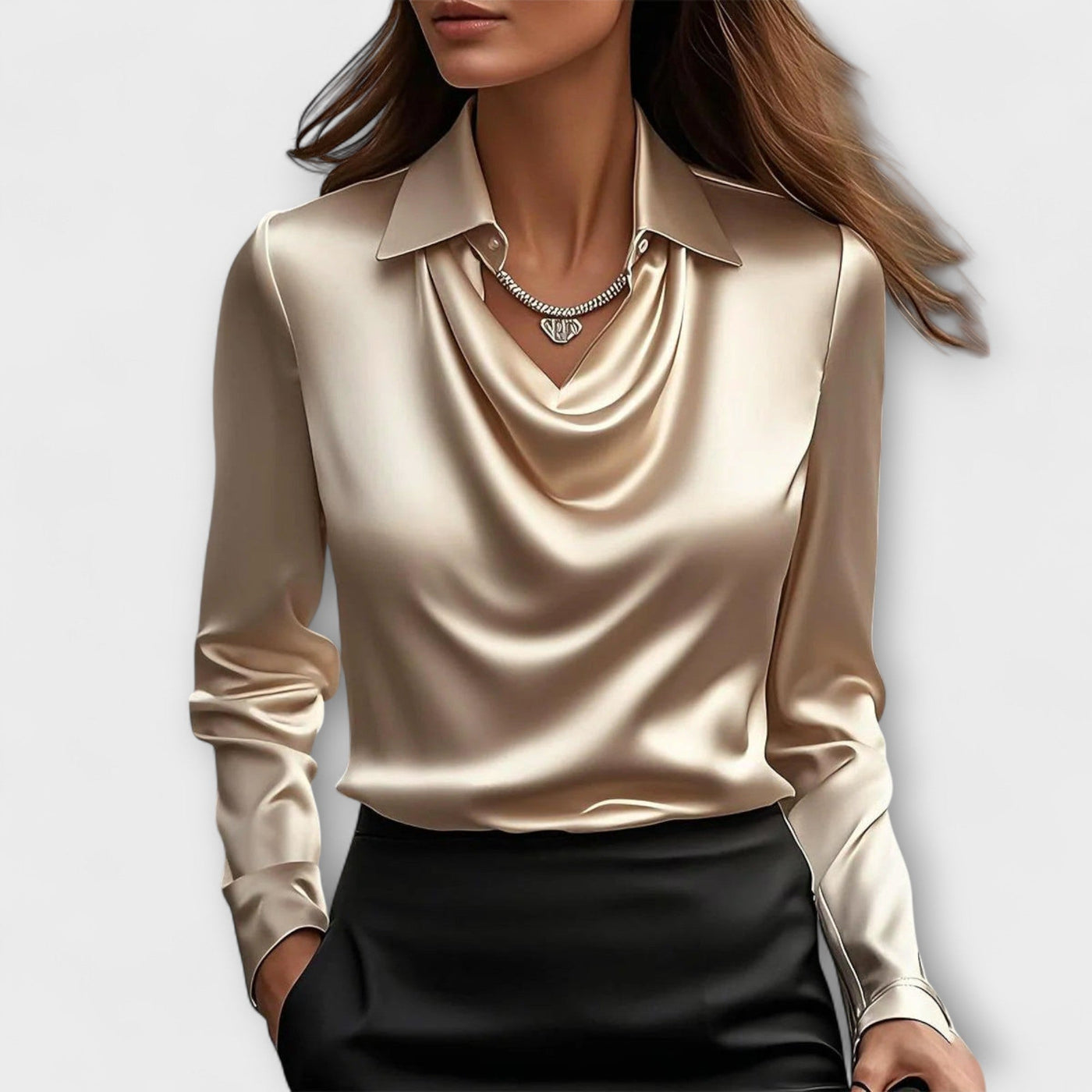 Ellen™ | Skinnende bluse med rynket krage