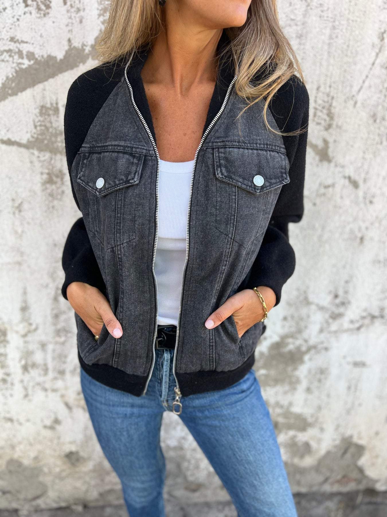 Hailey | Trendy jakke med V-hals og denimlook